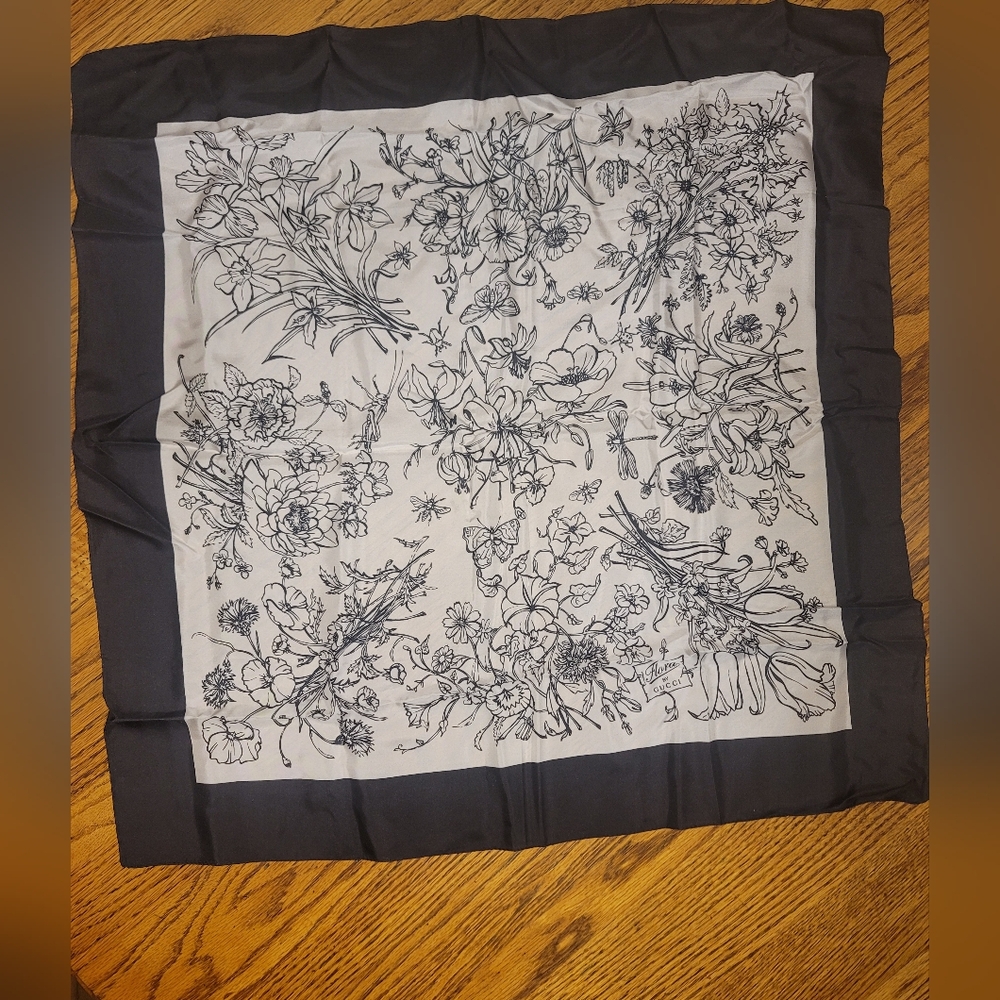 NWOT Flora by Gucci Black & White Floral Print Silk Scarf